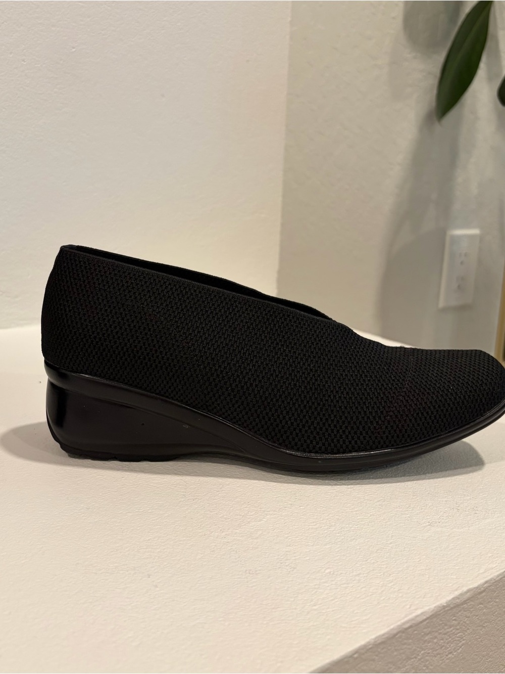 Charleston Black Cape Low Wedge Closed Toe Shoe Machine Washable 8.5 - See Note - Picture 5 of 8
